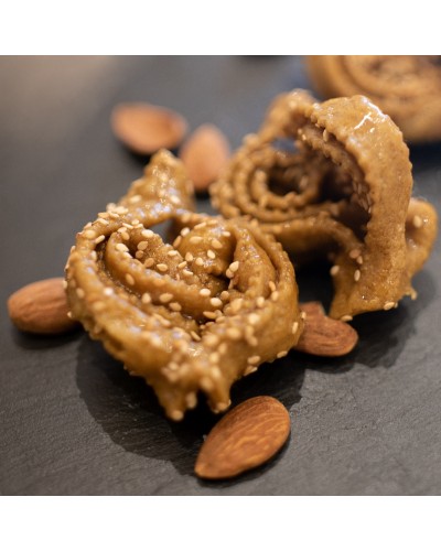 Chebakia de almendra | DULCES MARROQUÍS | Sumérgete en la rica tradición culinaria marroquí con nuestra Chebakia de Almendra,...