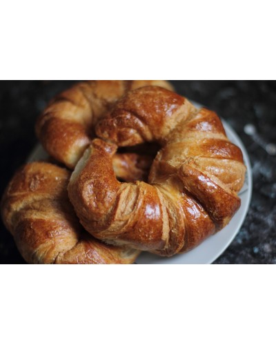 Croissant | CROISSANTS | Sumérgete en la indulgencia de nuestro croissant recién horneado, donde la delicadeza de las capas h...